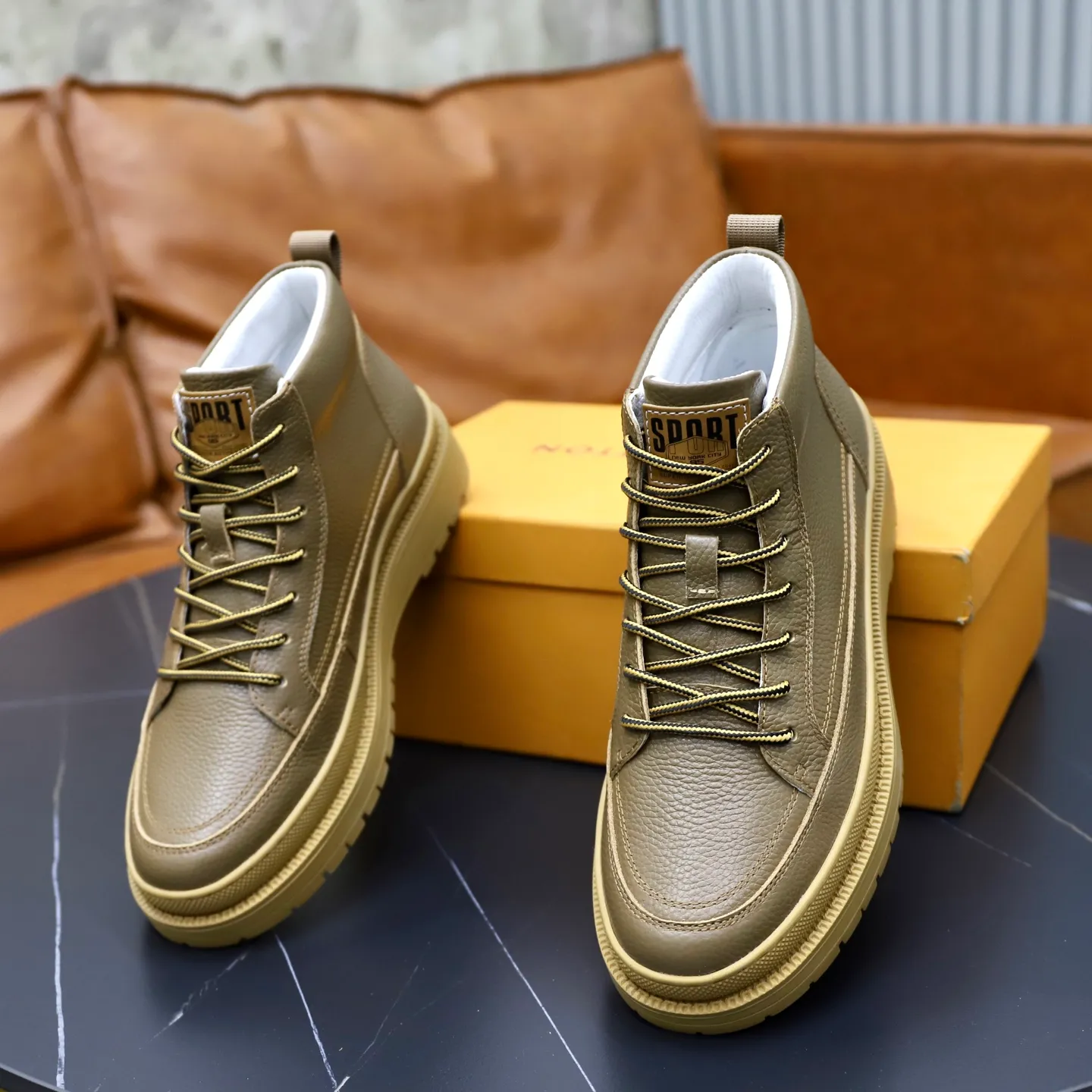Ex-factory price: 460💰🙅‍♂️🙅‍♂️🙅‍♂️ Brand: LV Louis Vuitton Standard code: 38–44 (45 can be customized) Grade: Same as the official website Material: Original cowhide fabric Comfortable pigskin lining Lightweight wear-resistant outsole Style category: Men's fashion casual shoes and boots Running sneakers Distinguished luxury brand elements Top luxury Color: actual picture color